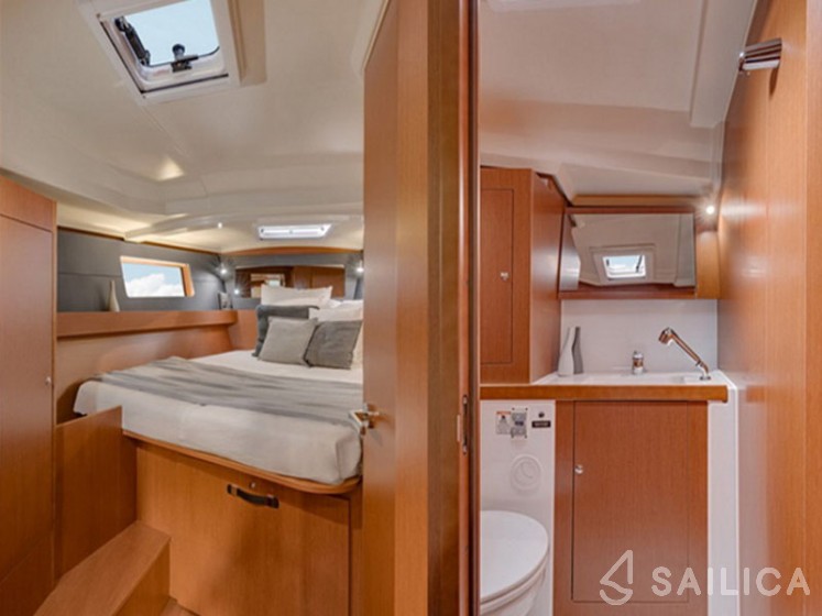 Oceanis 41.1 - Yacht Charter Sailica