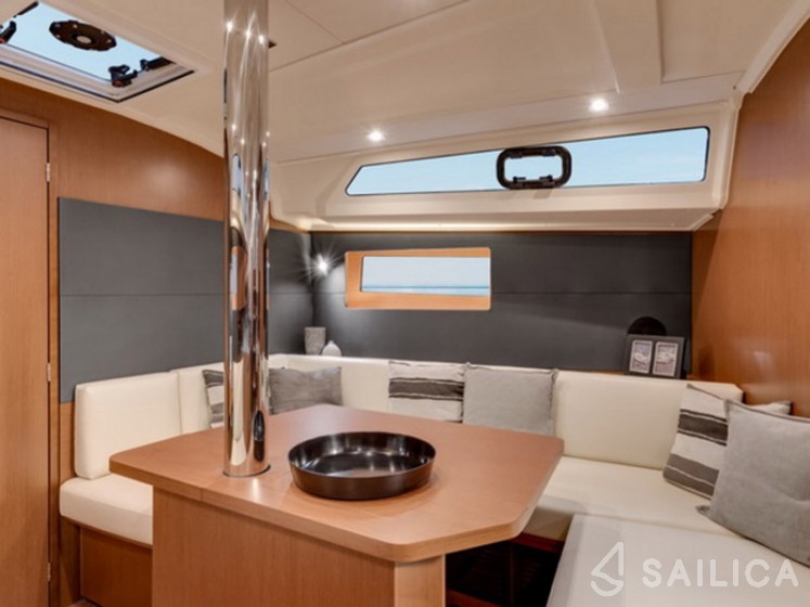Oceanis 41.1 - Yacht Charter Sailica