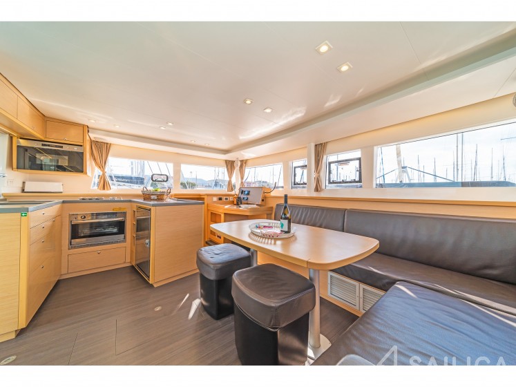 Lagoon 450  Flybridge - Yacht Charter Sailica