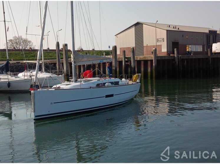 Dufour 310 GL - Yacht Charter Sailica