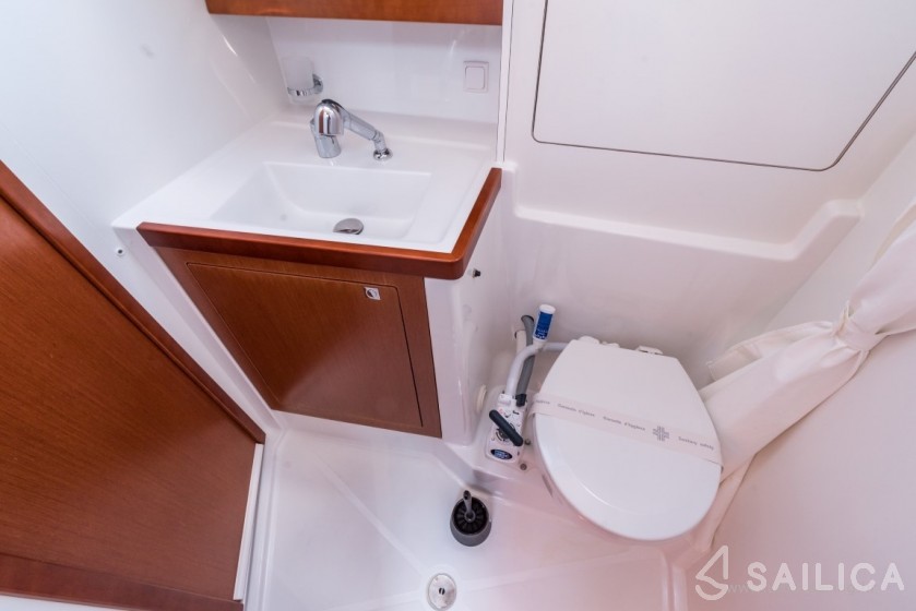 Oceanis 48 - Yacht Charter Sailica