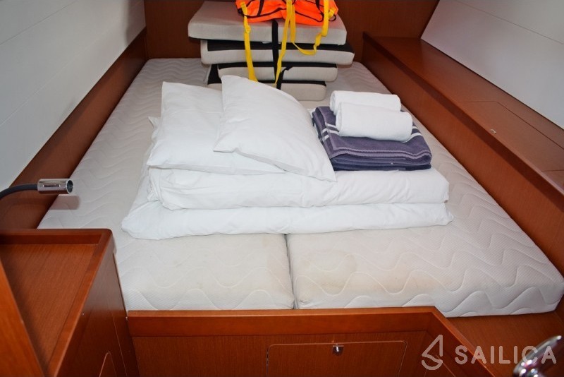 Oceanis 48 - Yacht Charter Sailica