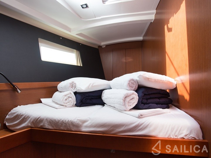 Oceanis 45 - Yacht Charter Sailica