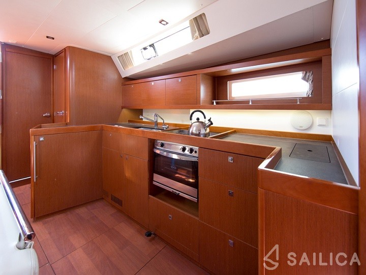 Oceanis 45 - Yacht Charter Sailica