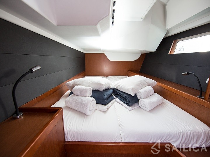 Oceanis 45 - Yacht Charter Sailica