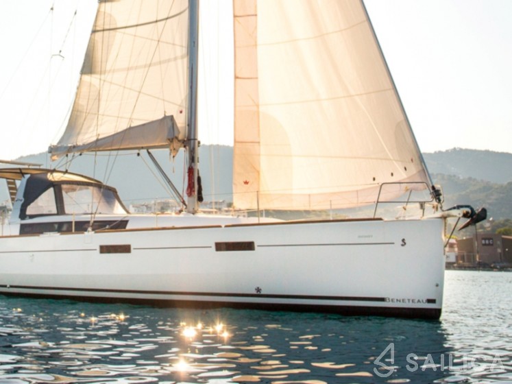 Oceanis 45 - Yacht Charter Sailica