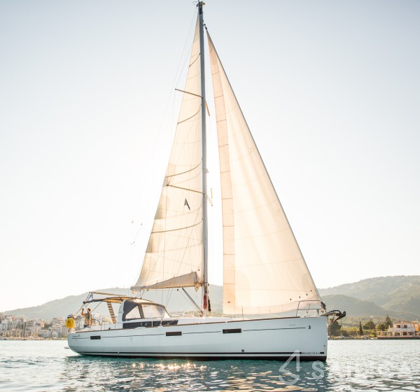 Oceanis 45 - Yacht Charter Sailica
