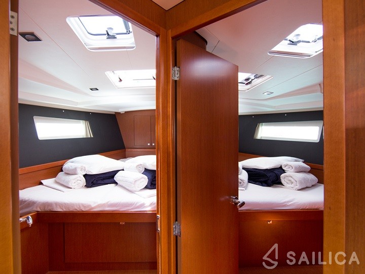Oceanis 45 - Yacht Charter Sailica