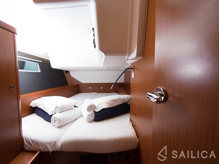 Oceanis 45 - Yacht Charter Sailica