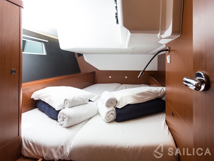 Oceanis 45 - Yacht Charter Sailica