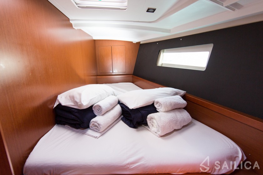 Oceanis 45 - Yacht Charter Sailica
