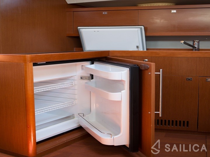 Oceanis 45 - Yacht Charter Sailica
