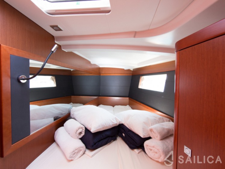 Oceanis 48 - Yacht Charter Sailica