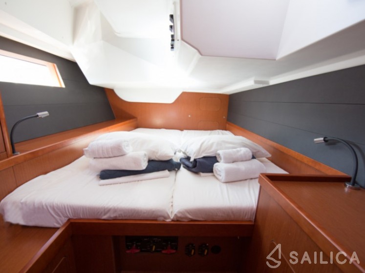 Oceanis 48 - Yacht Charter Sailica