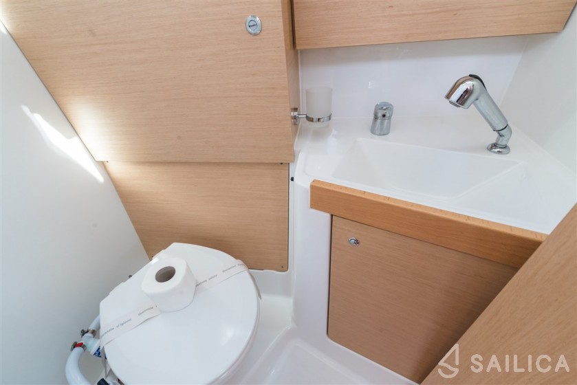 Oceanis 38.1 - Yacht Charter Sailica