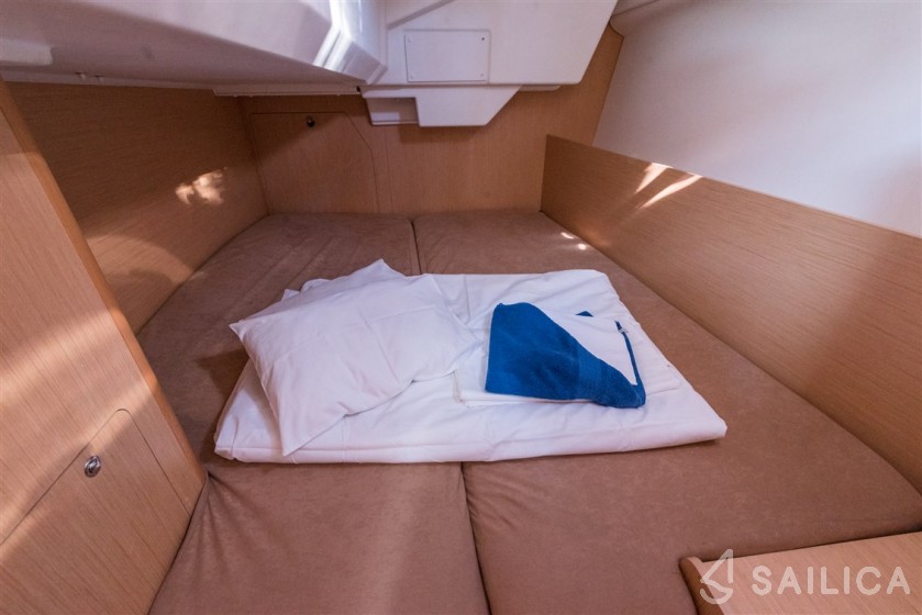 Oceanis 38.1 - Yacht Charter Sailica