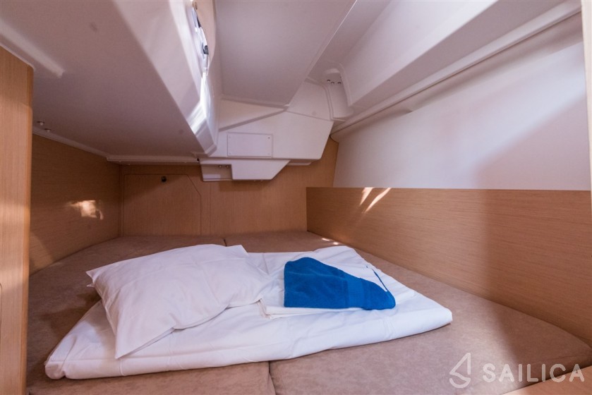 Oceanis 38.1 - Yacht Charter Sailica