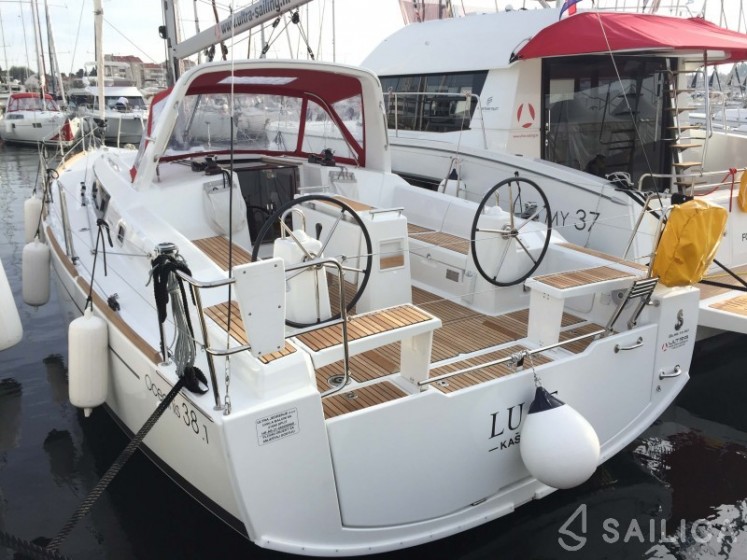 Oceanis 38.1 - Yacht Charter Sailica