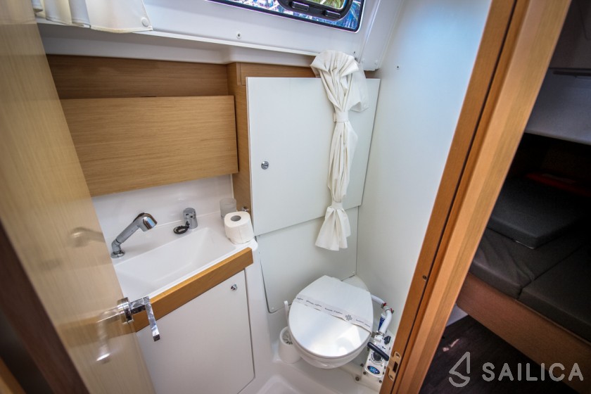 Oceanis 38.1 - Yacht Charter Sailica