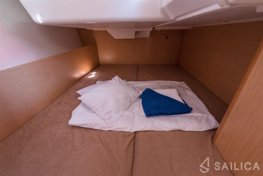 Oceanis 38.1 - Yacht Charter Sailica