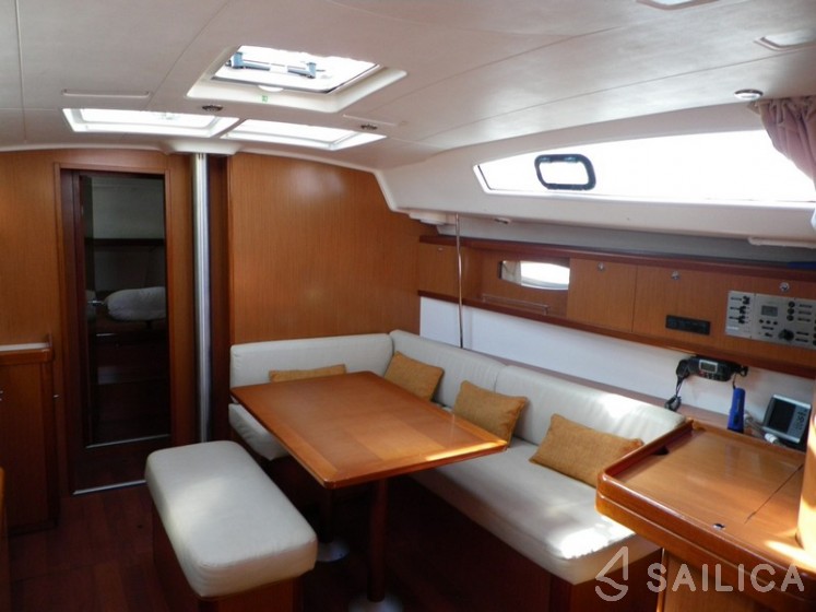 Oceanis 43 - Yacht Charter Sailica
