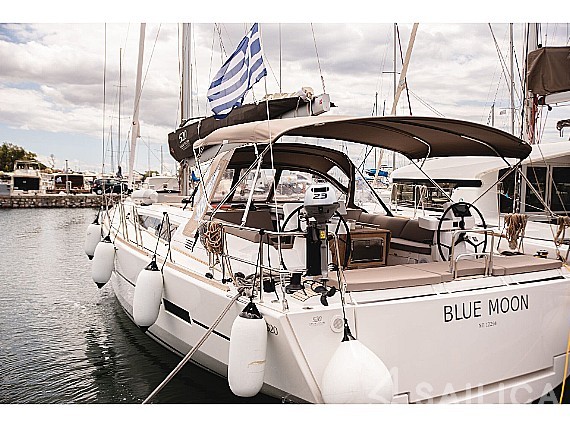 Dufour 520 GL - Yacht Charter Sailica
