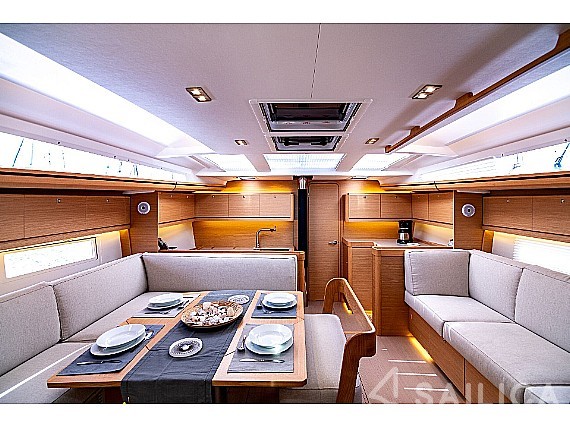 Dufour 520 GL - Yacht Charter Sailica