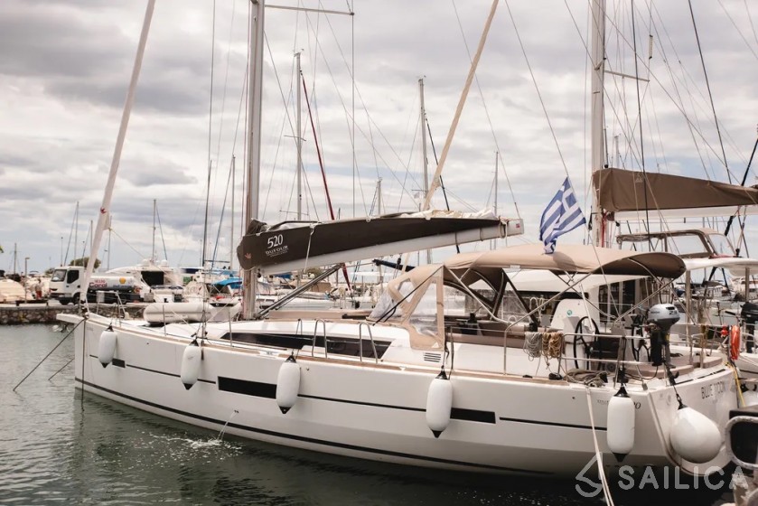 Dufour 520 GL - Yacht Charter Sailica
