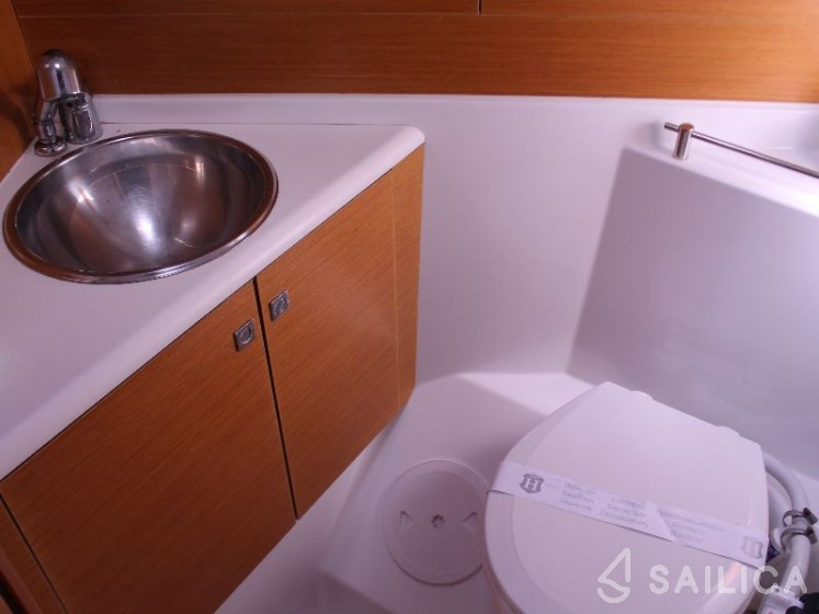 Jeanneau 53 - Yacht Charter Sailica
