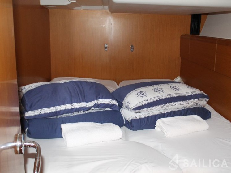 Jeanneau 53 - Yacht Charter Sailica