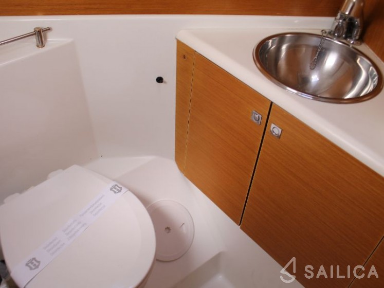 Jeanneau 53 - Yacht Charter Sailica