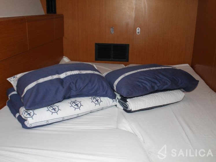 Jeanneau 53 - Yacht Charter Sailica