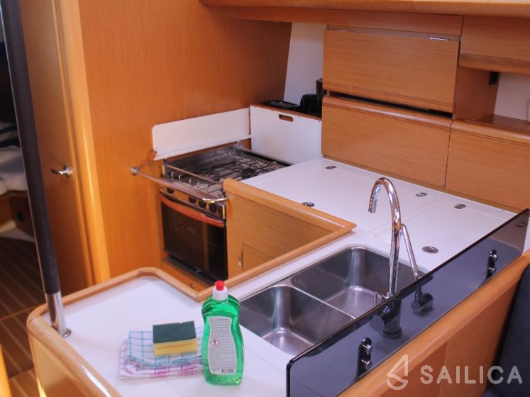 Jeanneau 53 - Yacht Charter Sailica
