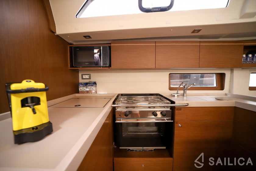 Oceanis 51.1 - Yacht Charter Sailica