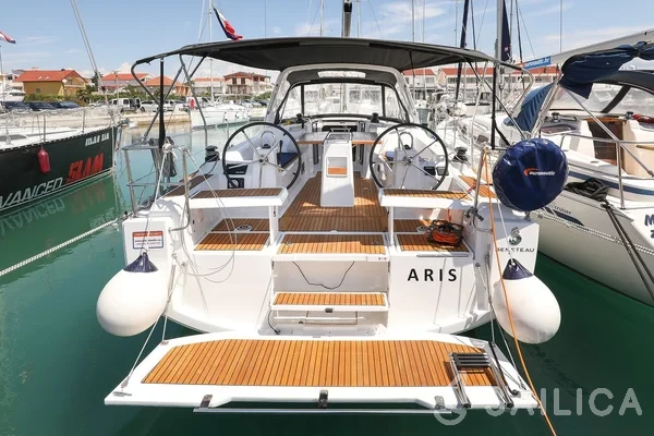 Oceanis 35.1 - Yacht Charter Sailica