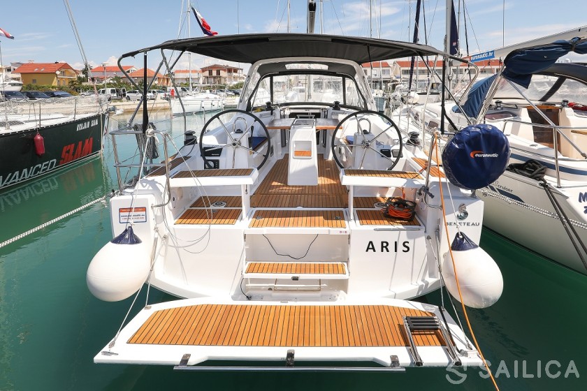Oceanis 35.1 - Yacht Charter Sailica