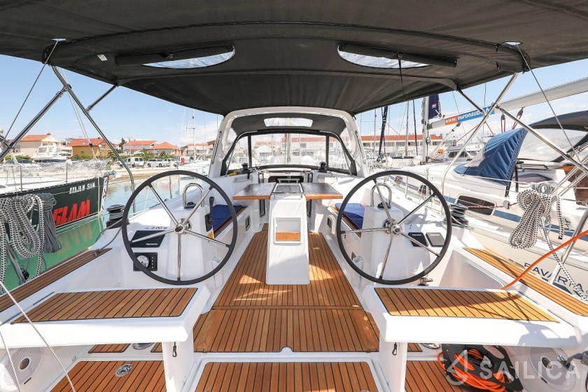 Oceanis 35.1 - Yacht Charter Sailica