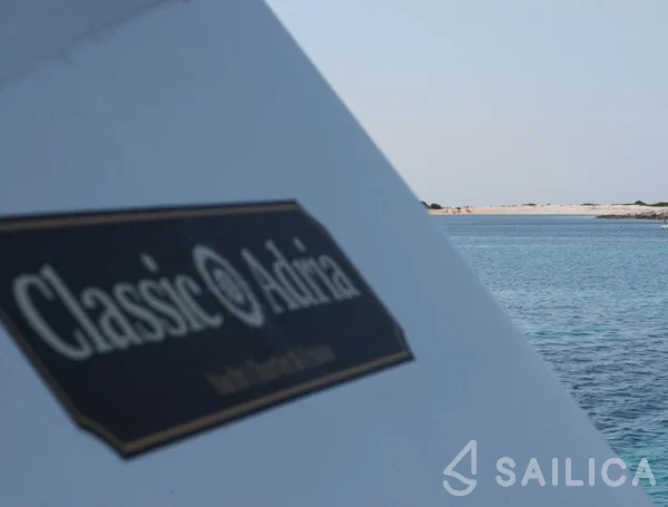 Hampton 42 - Yacht Charter Sailica