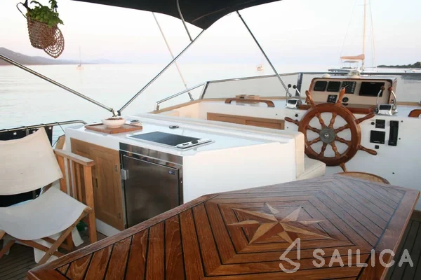 Hampton 42 - Yacht Charter Sailica