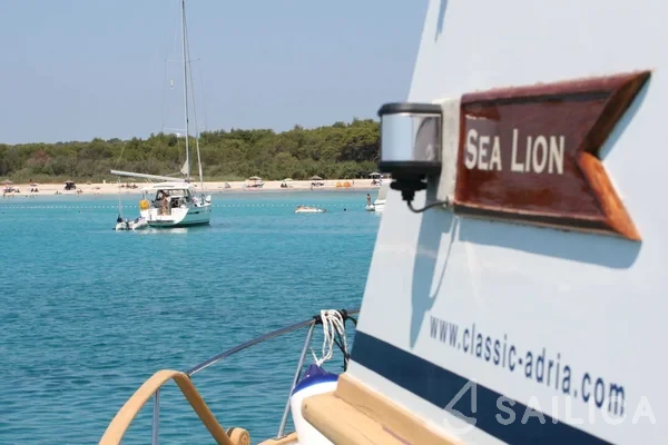Hampton 42 - Yacht Charter Sailica