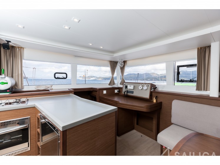 Lagoon 450  Flybridge - Yacht Charter Sailica