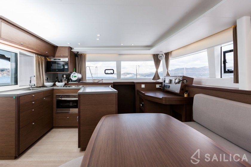 Lagoon 450  Flybridge - Yacht Charter Sailica