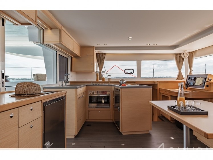 Lagoon 450  Flybridge - Yacht Charter Sailica