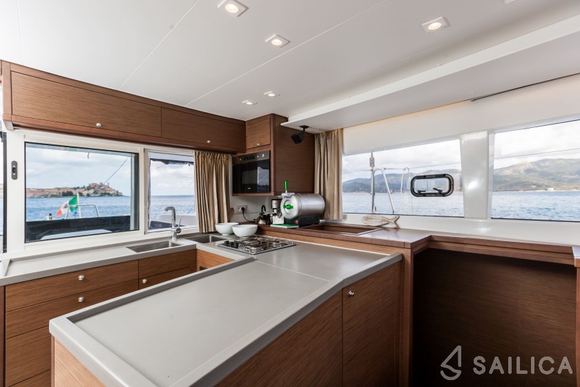 Lagoon 450  Flybridge - Yacht Charter Sailica