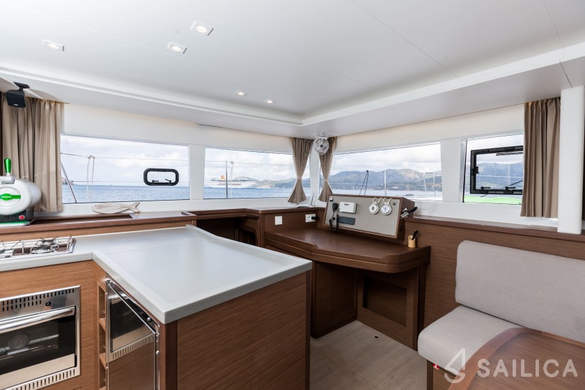 Lagoon 450  Flybridge - Yacht Charter Sailica