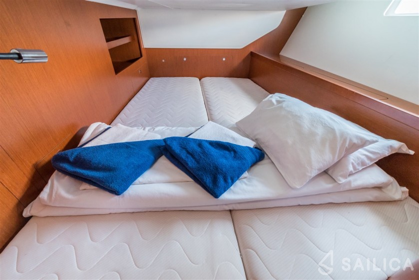 Oceanis 45 - Yacht Charter Sailica