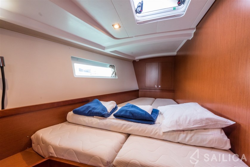 Oceanis 45 - Yacht Charter Sailica