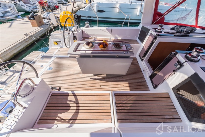 Oceanis 45 - Yacht Charter Sailica