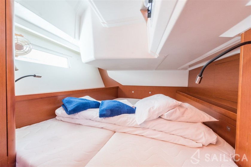Oceanis 45 - Yacht Charter Sailica