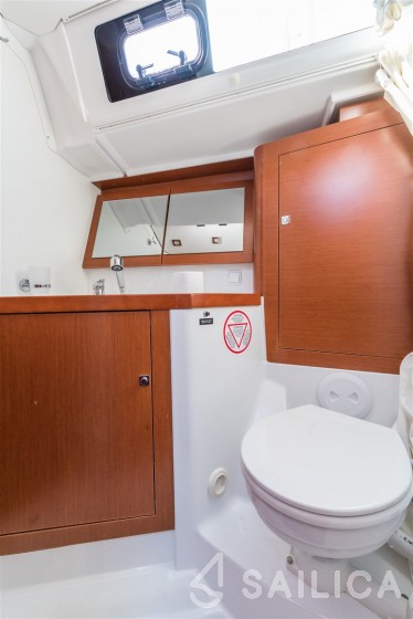 Oceanis 45 - Yacht Charter Sailica